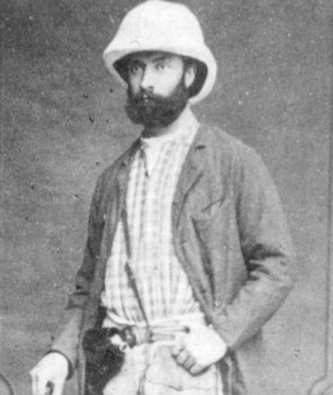 Foto en blanco y negro de un hombre con sombrero  Descripción generada automáticamente
